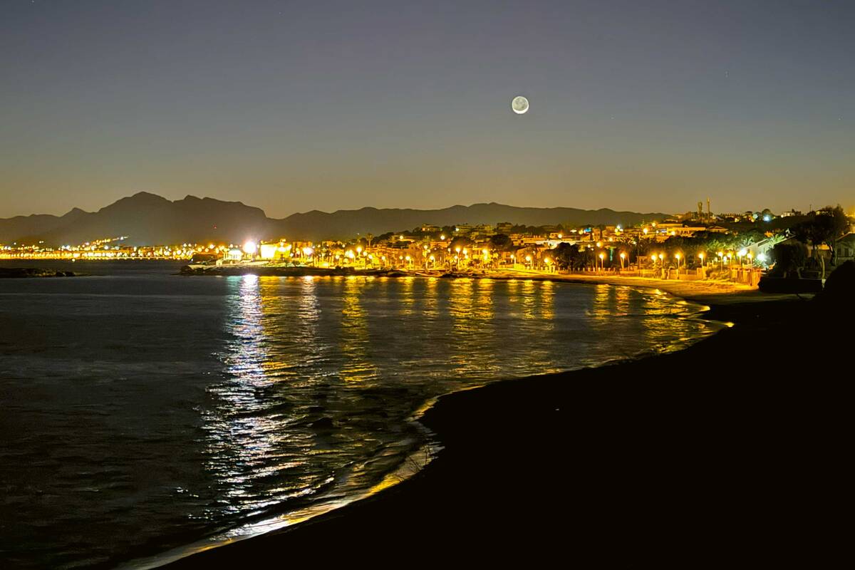 Ambiance magique après la tombée de la nuit à Playa Isla Plan.