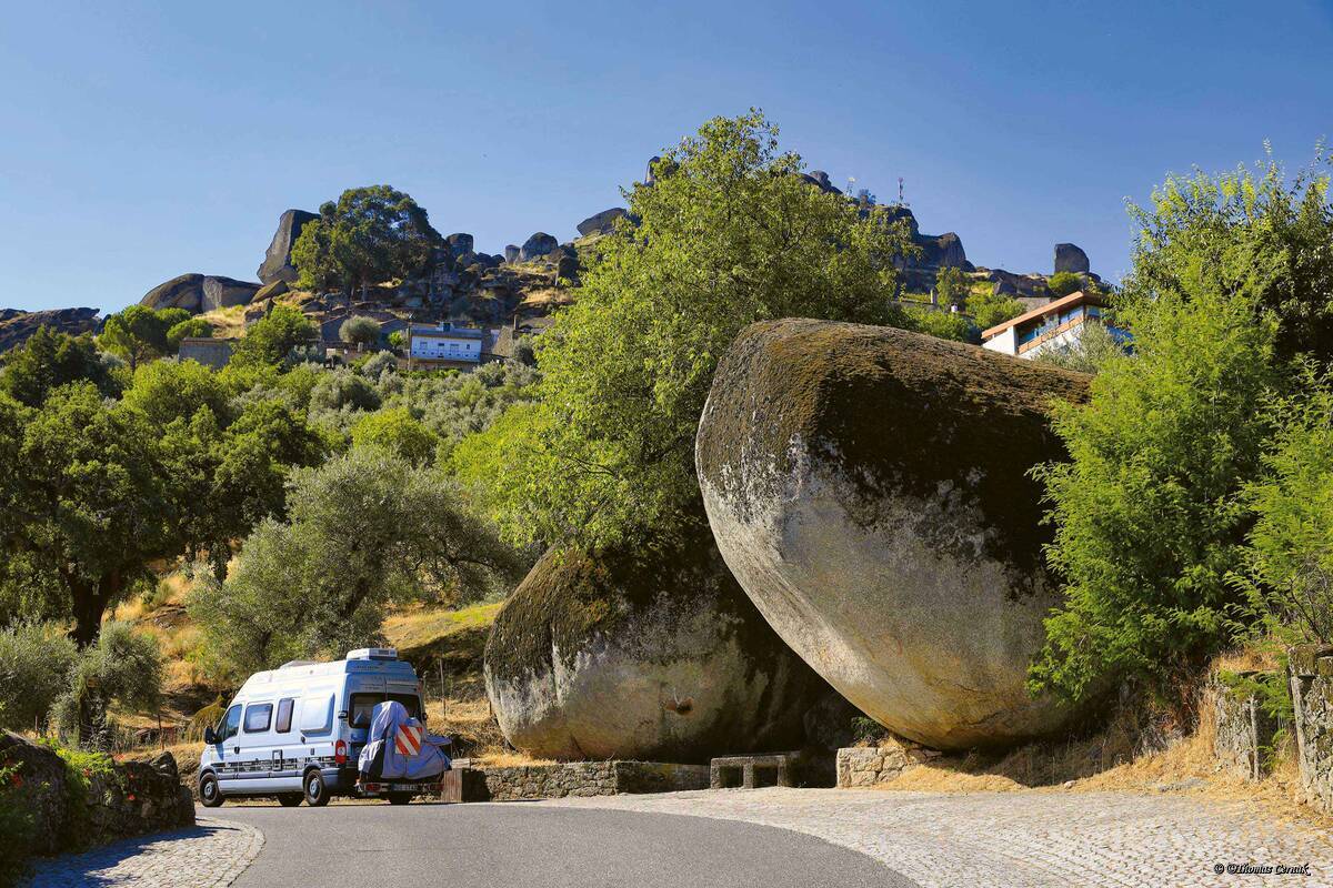 D&#039;énormes rochers évoquent une atmosphère mystique dans le village de montagne de Monsanto.