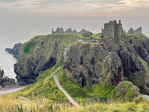 Dunnottar Castle, eine dramatische Burgruine auf den Klippen bei Stonehaven, erreichbar über einen steilen Fussweg mit rund 200 Stufen.