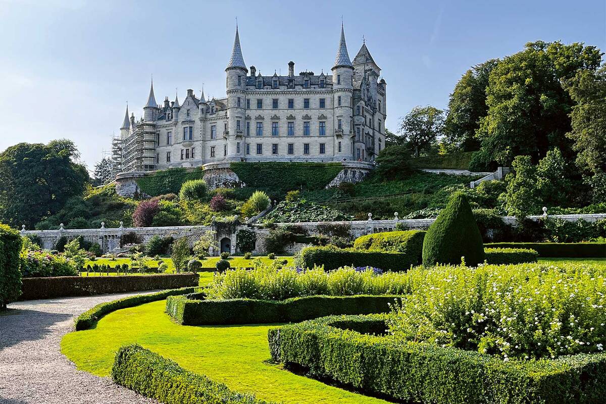 Dunrobin Castle, mit 189 Zimmern das grösste Wohngebäude der nördlichen Highlands, zurückgehend auf einen Wohnturm des 13. Jahrhunderts.
