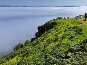Wandern bis über die Wolken – ein spektakuläres Naturschauspiel hoch über der Nebeldecke bei Staffin auf der Isle of Skye.