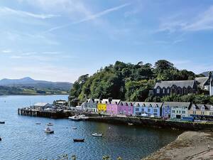 Der malerische Hafen von Portree, der Hauptort der Isle of Skye, ist bekannt für seine farbenfrohe Häuserreihe entlang der Uferpromenade.