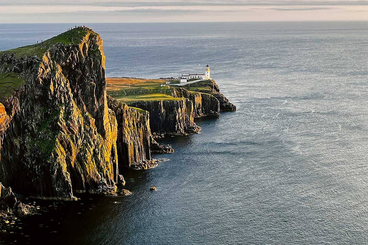 Neist Point, der westlichste Punkt der Isle of Skye, beeindruckt mit seinem Leuchtturm, dramatischen Klippen und ist ein beliebter Ort für Sonnenuntergänge und Walbeobachtungen.