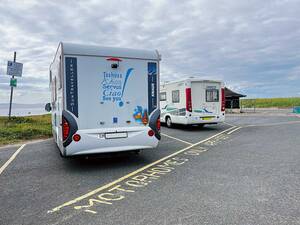 Wohnmobil-Stellplatz direkt am Hafen von Girvan an der schottischen Westküste mit fantastischen Ausblicken aufs Meer und die Insel Ailsa Craig.