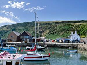 Der malerische Hafen von Gourdon an der schottischen Ostküste mit der Harbour Bar ist zugleich ein Brit-Stop-Stellplatz für Wohnmobile.