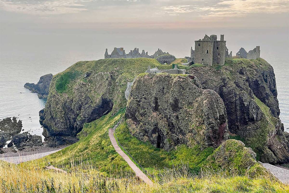 Le château de Dunnottar, une ruine spectaculaire perchée sur les falaises près de Stonehaven et accessible par un sentier escarpé de près de 200 marches.