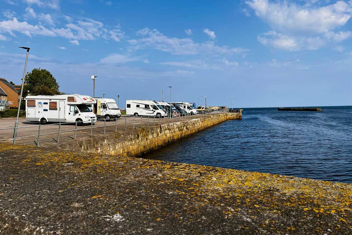 Helmsdale Harbour, sur la côte écossaise, est un lieu de stationnement ­apprécié des camping-caristes ; il est financé sur la base de dons volontaires.