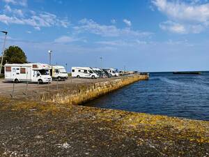 Helmsdale Harbour, sur la côte écossaise, est un lieu de stationnement ­apprécié des camping-caristes ; il est financé sur la base de dons volontaires.