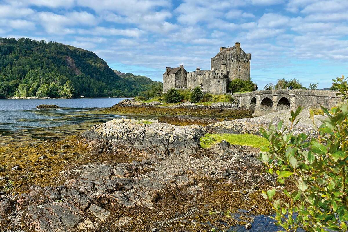 Le château d’Eilean Donan, à l’ouest de l’Écosse, a servi de décor à plusieurs films, dont Highlander et James Bond : « Le monde ne suffit pas ».