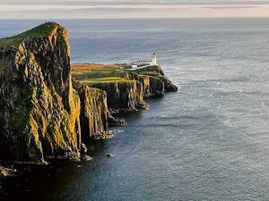 Neist Point, le point le plus à l’ouest de l’île de Skye, impressionne par son phare et ses falaises spectaculaires ; c’est un lieu très prisé pour admirer les couchers de soleil et observer les baleines.