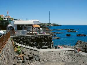 Die Strände bei Catania bestehen aus Lavagestein.