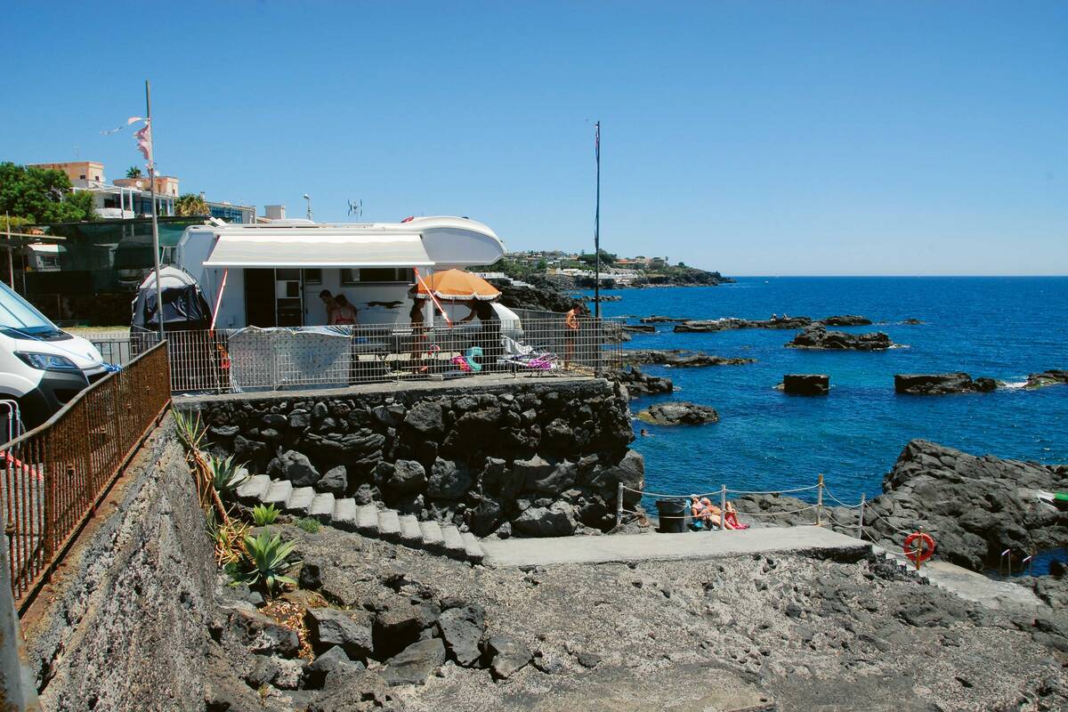 Die Strände bei Catania bestehen aus Lavagestein.