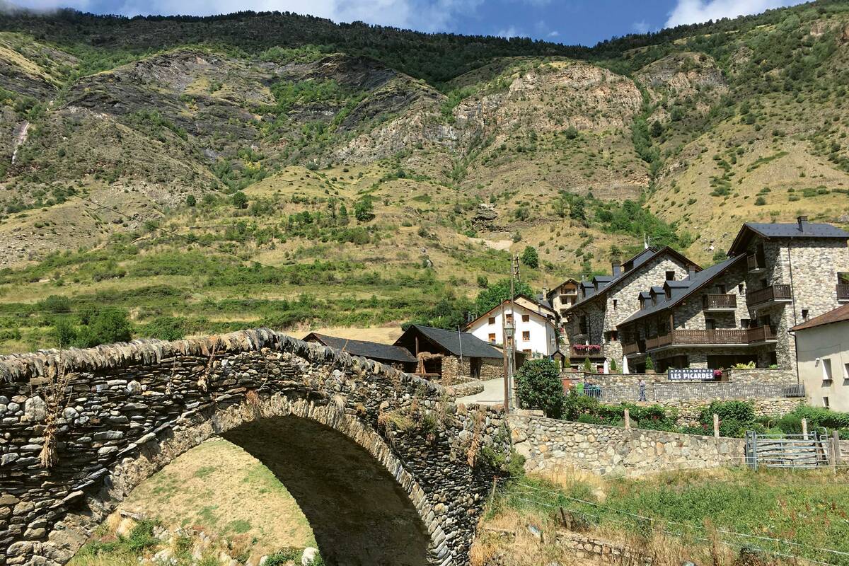 Die Gebirgsdörfer der Pyrenäen haben mit ihren typischen Steinhäusern und -brücken noch viel ursprünglichen Charakter behalten.