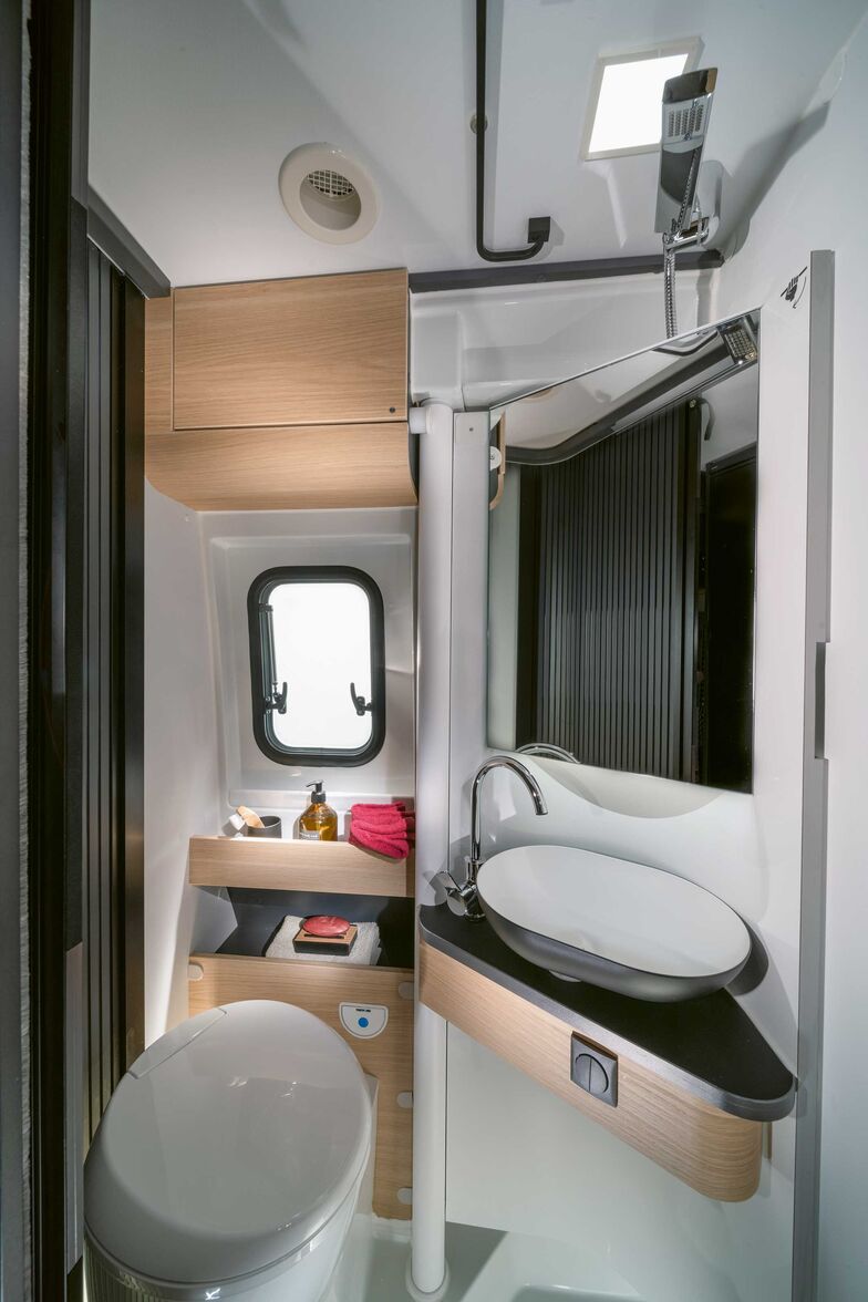 Das Badezimmer im SLB und im SGX hat eine schwenkbare Duschwand.