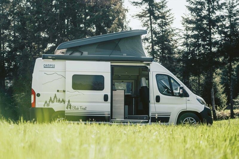 Das Hubdach ist eine Option des Campeo Black Forest.