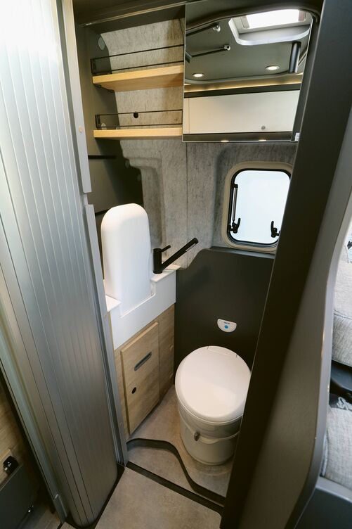 Komplett bestückter Sanitärbereich mit bester Bewegungsfreiheit beim Toilettengang.