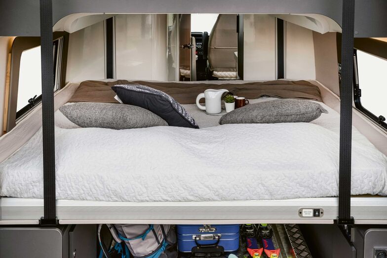 Bei abgesenktem Bett weist die Garage eine Nutzhöhe von 75 Zentimetern auf, die bei vollständig hochgefahrenem Bett auf 130 Zentimeter ansteigt.