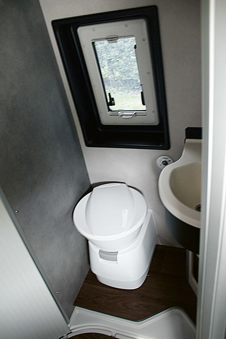 Toilettenraum jetzt mit Fenster.