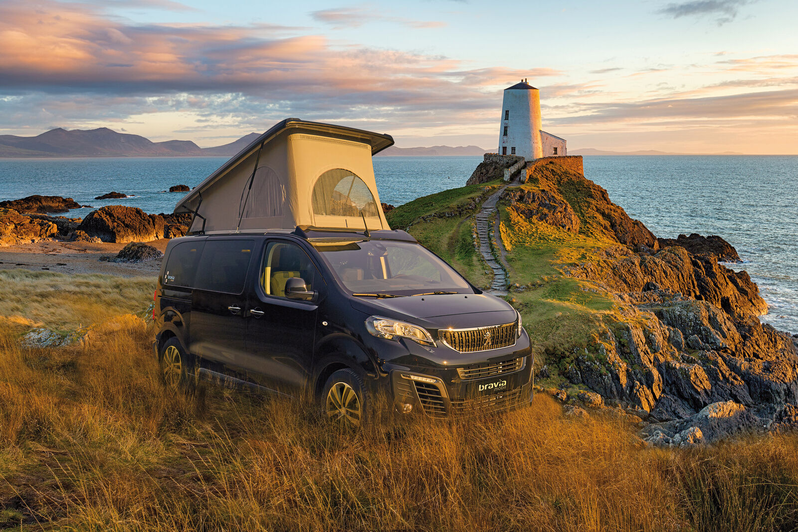 Le minibus de camping compact Swan 495 sur la base du Peugeot Boxer sera présenté en première au Suisse Caravan Salon.