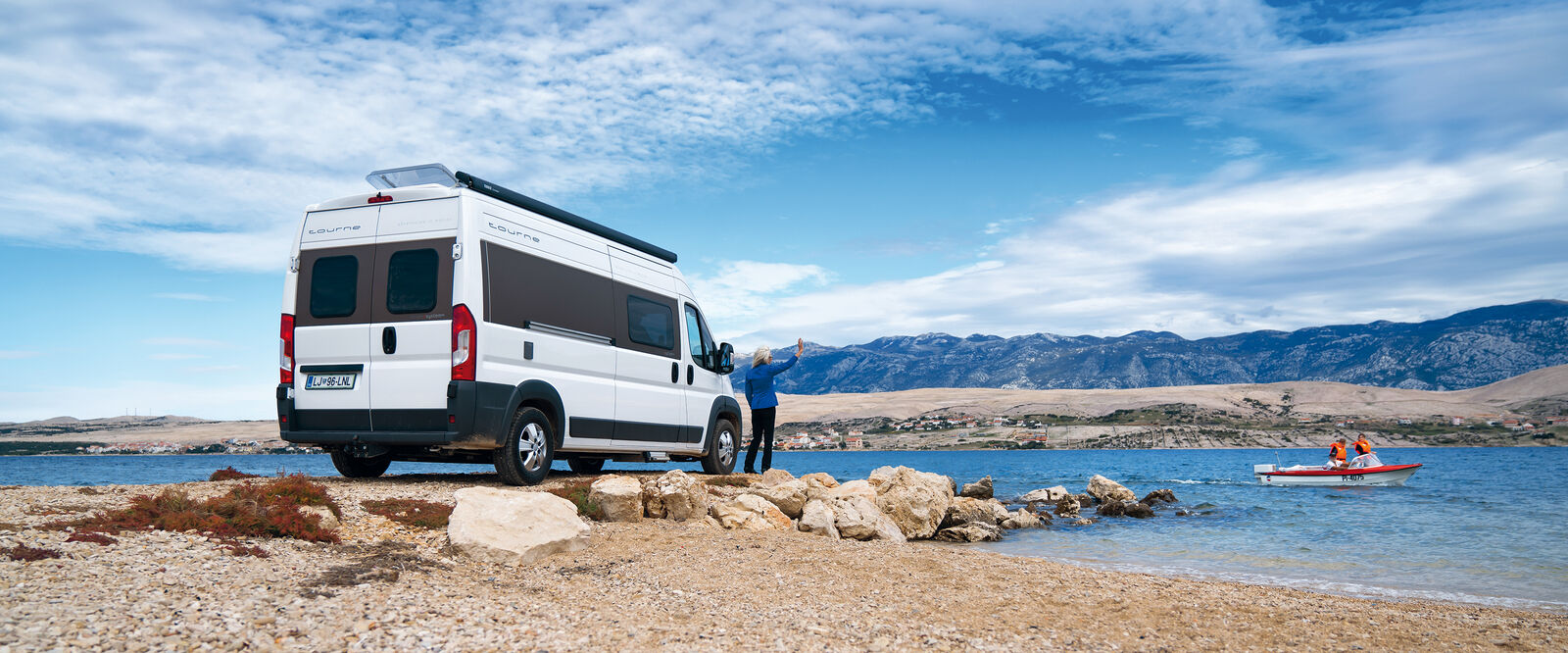 Auf den ersten Blick sieht Tourne wie ein gewöhnlicher Van aus. Seine Inneren Werte spürt man unterwegs: im Winter bleibt es gemütlich und warm, in den Sommermonaten kühler und angenehmer.