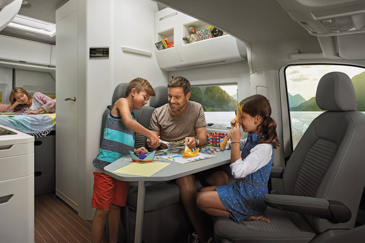 Aménagement du séjour classique avec sièges pivotants et banquette.