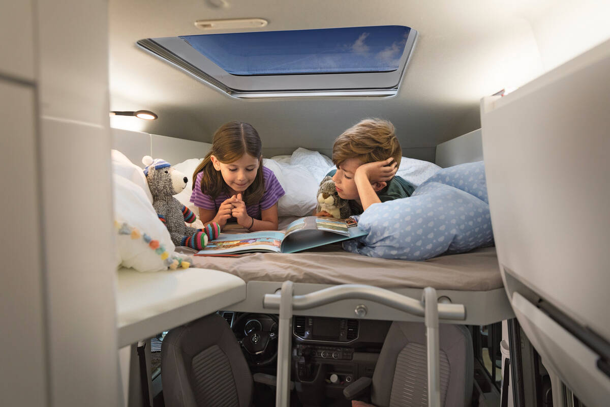 Le lit en hauteur sous le toit, en option, est destiné aux enfants.