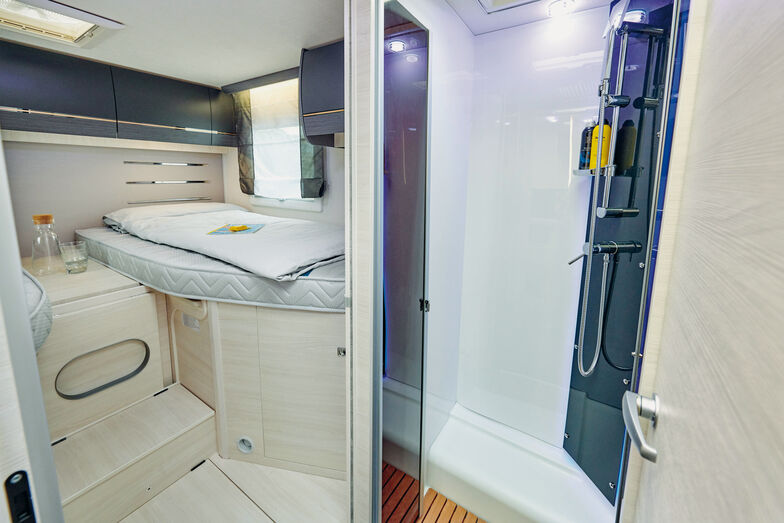 Der neue Challenger 337 GA – hier in der Graphite-Premium-Version auf Ford Transit – wartet mit Heck-Einzelbetten und einem davorliegenden Raumbad auf.