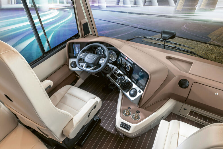 Das Armaturenbrett ist ergonomisch so angepasst, dass der Fahrer jederzeit die wesentlichen Fahrzeugdaten im Blick hat.