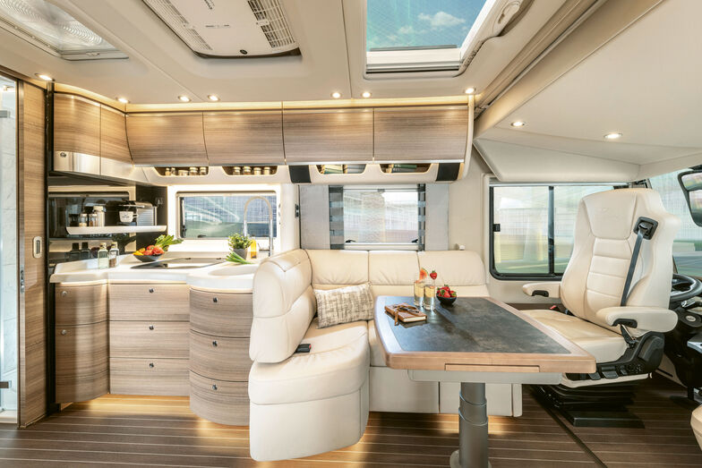 Modellabhängig mit Barversion oder fünftem Sitzplatz als Lounge-Version grosszügig dimensioniert, hochwertig ausgestattet.