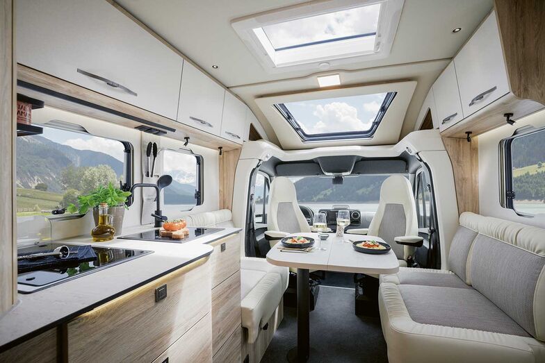 Face-to-Face-Sitzgruppe im Profila T Freestyle in hellem Chalet-Rustico-Design.