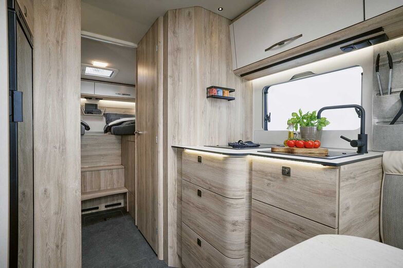 Auf den Küchenblock folgt das grosse Raumbad und im Heck das Schlafzimmer.