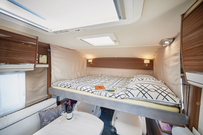 Auch wenn das Hubbett unten ist, kann man am Tisch sitzen.