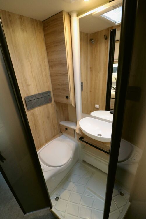 Mit tadelloser Bewegungsfreiheit glänzt die Thetford Banktoilette.