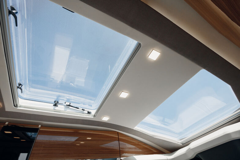 Utilisé en exclusivité sur l’Eura Mobil, le toit panoramique en deux parties Starlight Dome apporte de la lumière à l’espace à vivre.