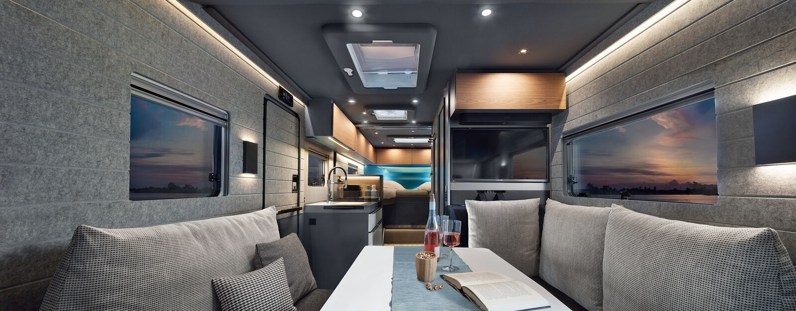 Le coin salon ouvert avec banquettes face-face peut également accueillir trois places supplémentaires sécurisées par des ceintures. Les parois en feutre disponibles en option confèrent une ambiance des plus agréables à l’intérieur.