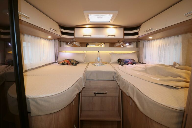 L’espace nuit est parfaitement réalisé avec de nombreux éclairages, un miroir, des niches de rangement et des armoires suspendues.