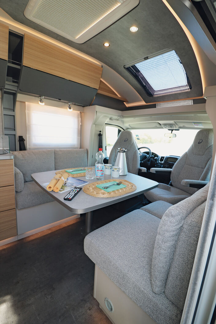 Zwei gegenüberliegende Sitzbänke und die drehbaren Cockpitsessel ergeben zusammen mit der variablen Tischplatte einen tollen Wohnbereich für bis zu sechs Personen.