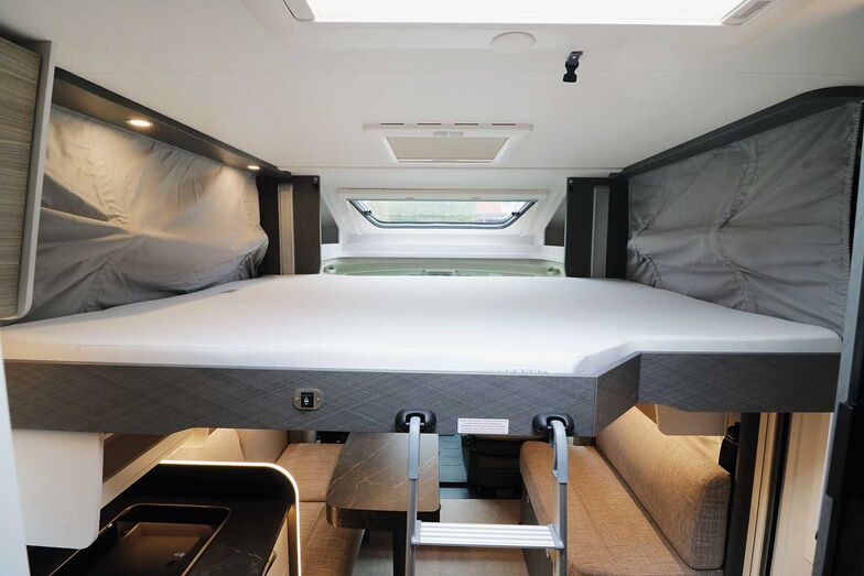 Lit pavillon à commande électrique avec grand couchage de 198 × 140 cm et confortable matelas en mousse haute densité posé sur un sommier à lattes en bois.
