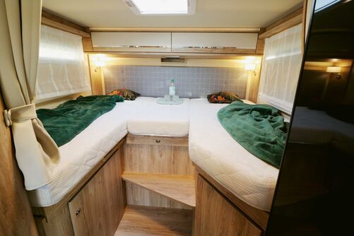 Das Schlafzimmer im Profila T 696 EB überzeugt sofort, auch wenn die Betten etwas kurz sind, aber auf den Sieben-Zonen-Kaltschaummatratzen ist erholsame Nachtruhe garantiert.