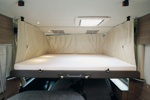 Le lit pavillon se monte et s’abaisse facilement et offre un bon confort de sommeil.