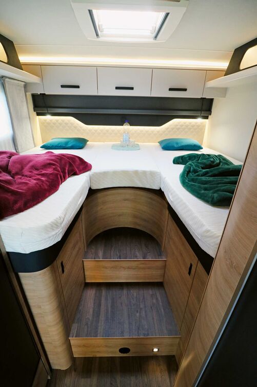 Das Heckschlafzimmer bietet ausreichend Platz und Komfort. Ebenso überzeugen die Betten, deren 11 Zentimeter starke Evo-Pore-Kaltschaummatratzen auf Holzlattenrosten für erholsamen Schlaf sorgen.