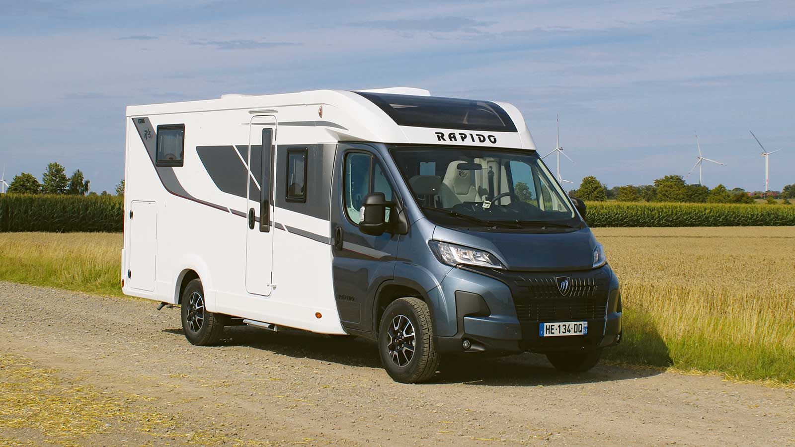 L’étroit Rapido C 86 Night Edition réalisé selon la méthode moderne Novatech avec un habillage en GFK et présente une allure à la fois affirmée et élégante.