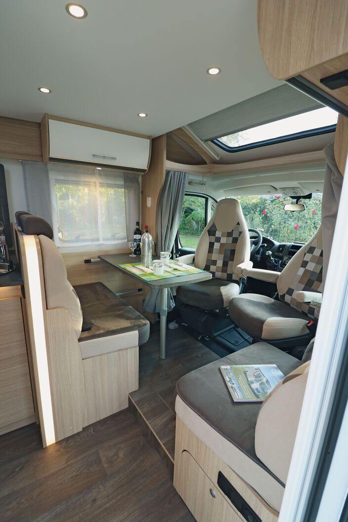 Le confortable espace à vivre convainc par son équipement moderne et son coloris de meuble rembourré agréable.