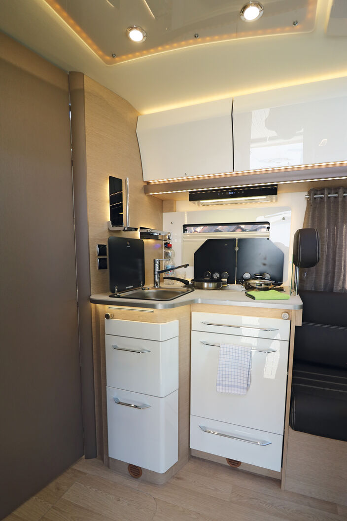 La cuisine fonctionnelle plaît visuellement, le meuble bas d’angle offrant un plan de travail suffisant.