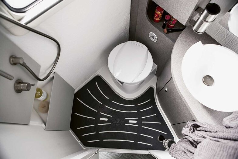 Kompakt und durchdacht: der Sanitärbereich des Oasi 540.1 mit WC, Waschbecken und Duschwanne aus glasfaserverstärktem Kunststoff.