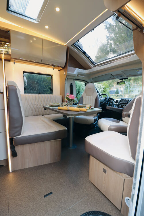 Bis zu fünf Reisende können um den variabel einstellbaren Tisch sitzen.