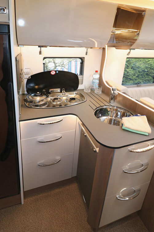 Optisch ansprechende Küche mit zahlreichen Lichtquellen und Staumöglichkeiten.