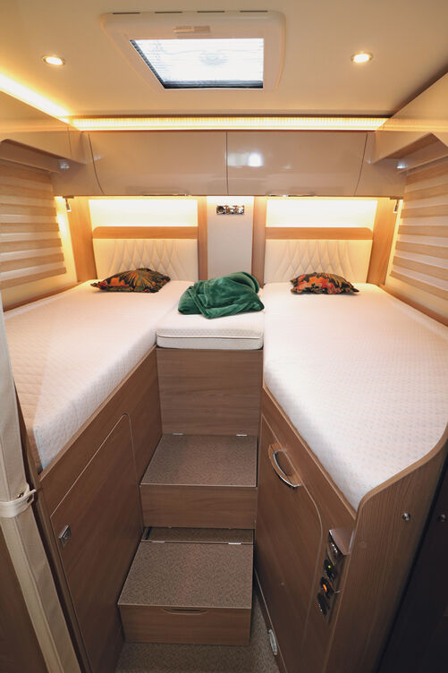 Erholsame Nachtruhe bieten die knapp zwei Meter langen Betten mit ihren hochwertigen Kaltschaummatratzen auf Holzlattenrosten.