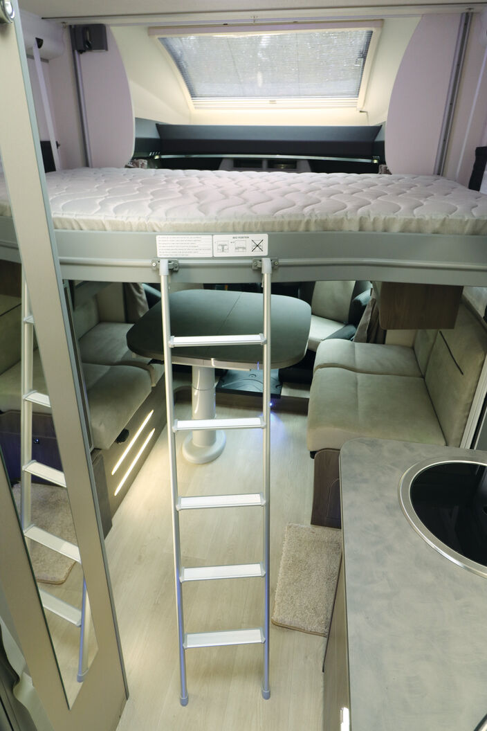 Das elektrisch bedienbare Hubbett bietet auf der ausreichend grossen Liegefläche guten Schlafkomfort.