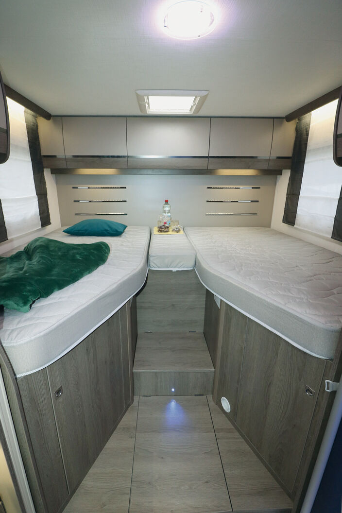 Die Liegeflächen sind 194 und 190 Zentimeter lang und bis zu 90 Zentimeter breit, wobei die Kaltschaummatratzen auf Holzlattenrosten für erholsamen Schlaf sorgen.